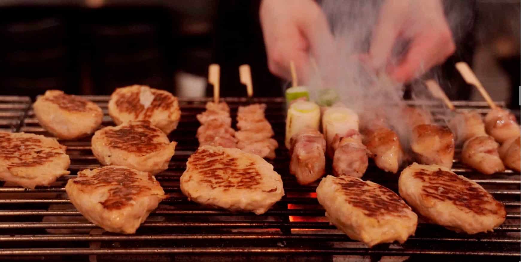 鳥琴の健康に配慮した焼き鳥を焼く風景